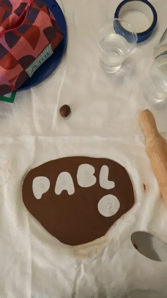 Modelado de plancha de arcilla roja de Manises para letras de cerámica en Valencia