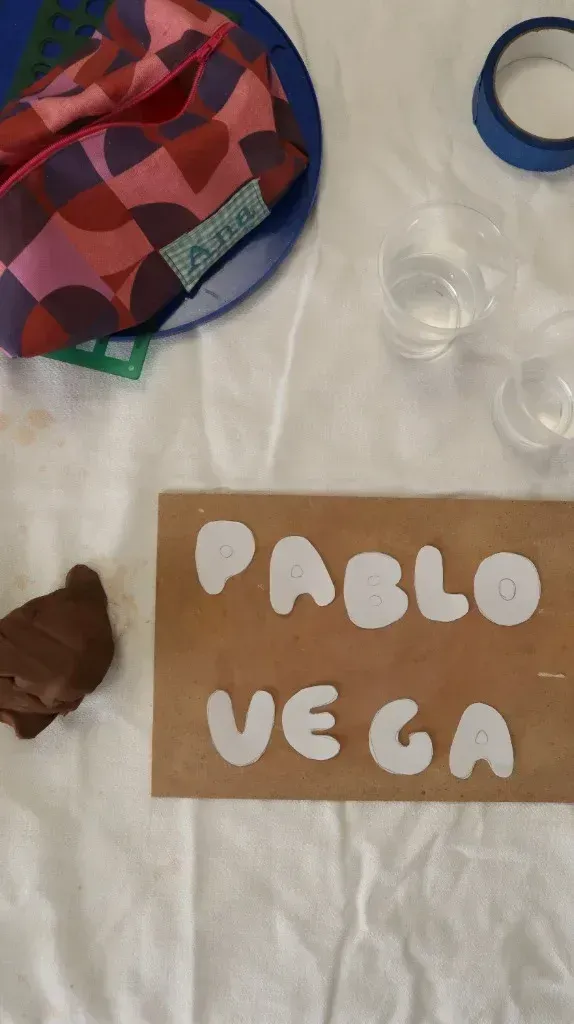 Resultado final del cuadro de recién nacido con letras de cerámica y fondo de ratán para Pablo y Vega